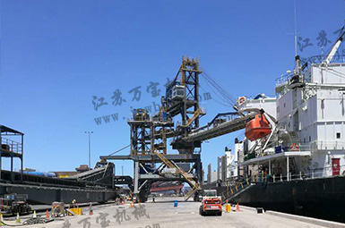 移動(dòng)尾車(chē)輸送機組合軌道裝船機